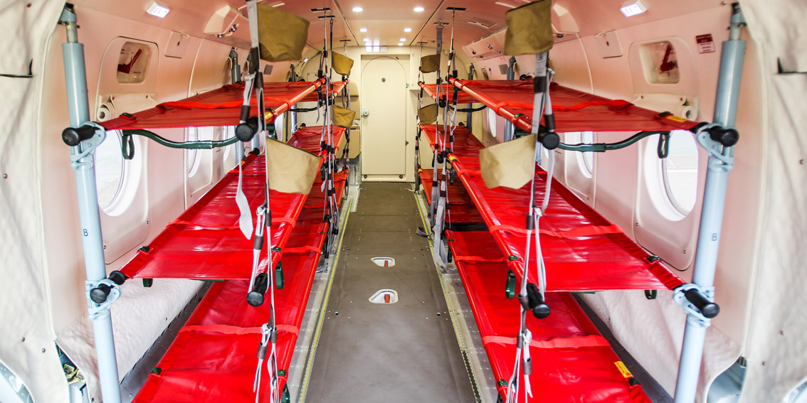 Для использования вертолета в санитарном варианте в грузовой кабине размещаются двенадцать стандартных санитарных носилок для лежачих больных и раненых.